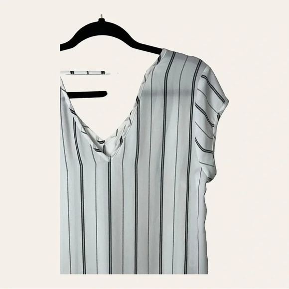 0427W. HALOGEN SHORT SLEEVE‎ TOP STRIPES WHITE AND BLACK V NECKLINE AND BACK - Picture 8 of 10